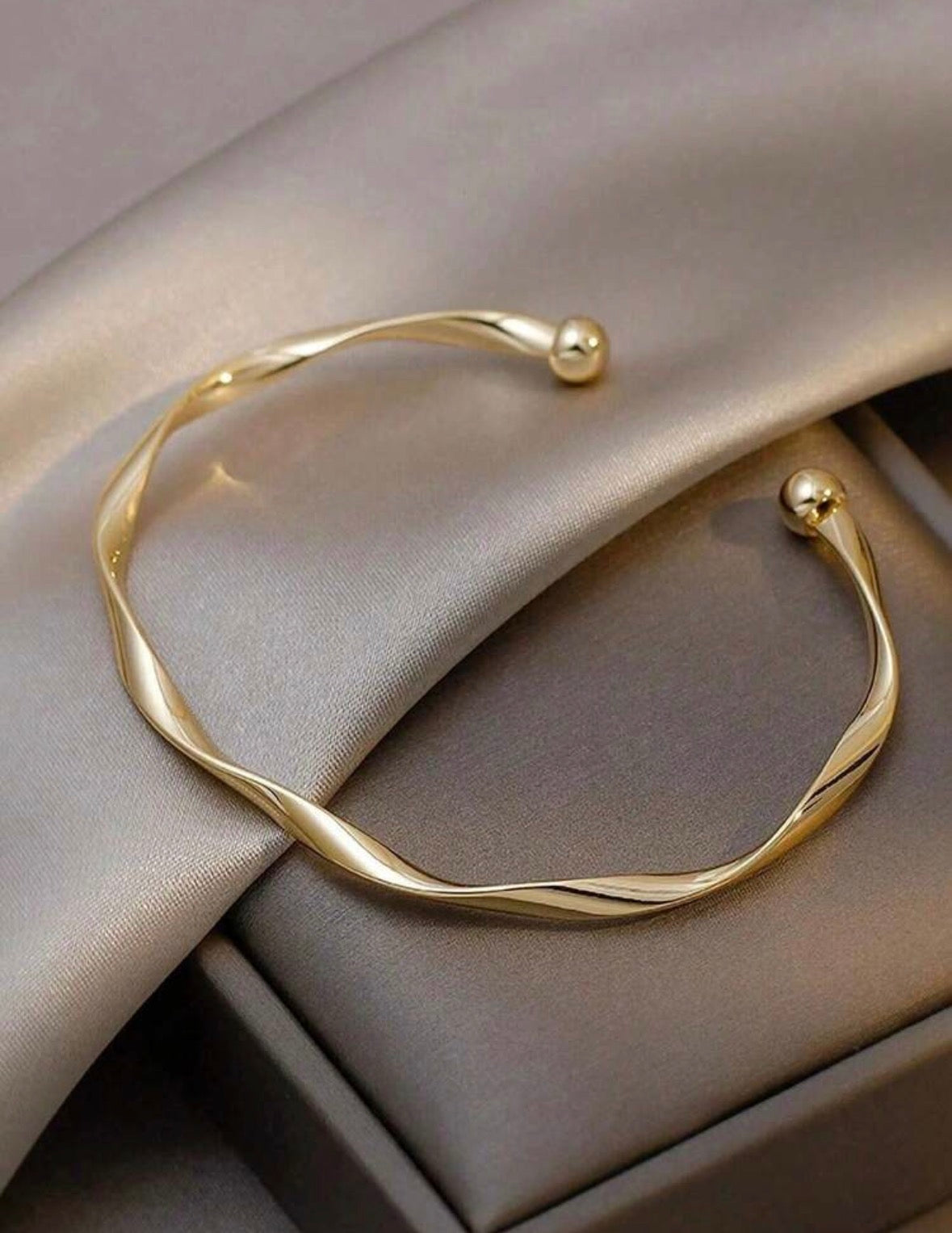 Mobius loop bracelet