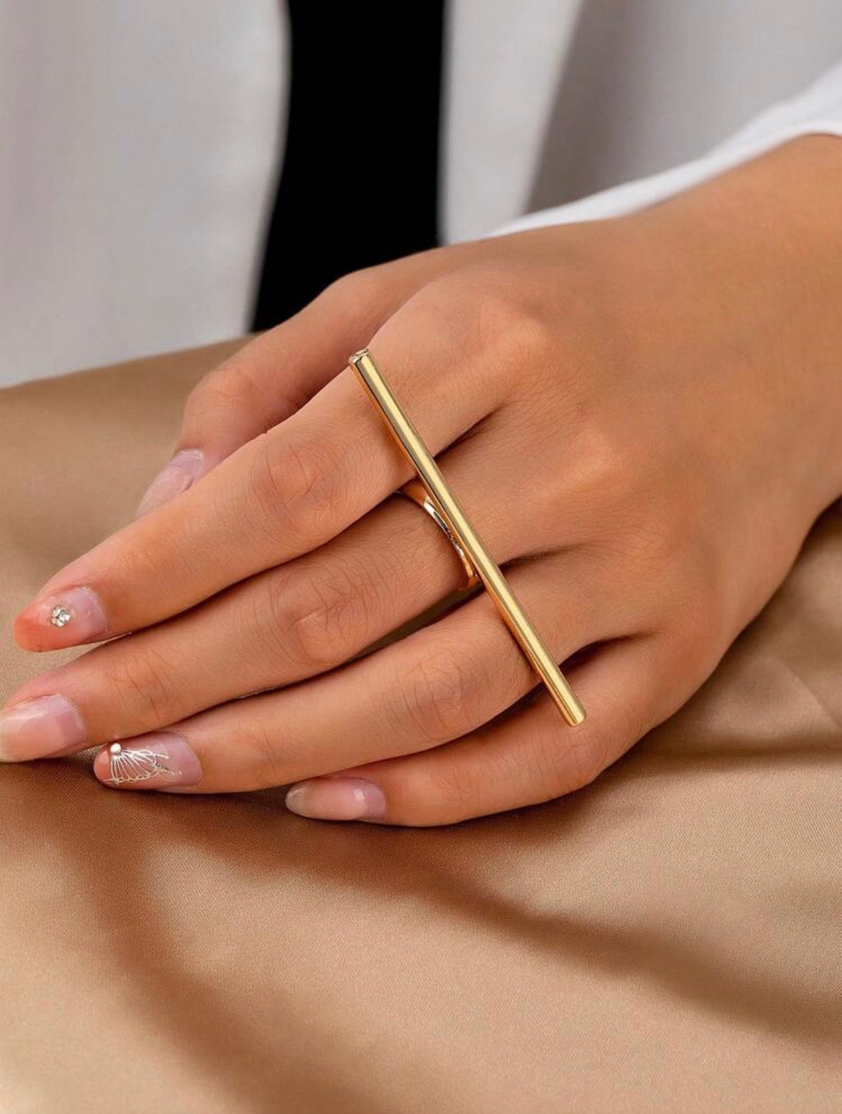 1pc Chunky Geometric Line Pattern Elongated Ring