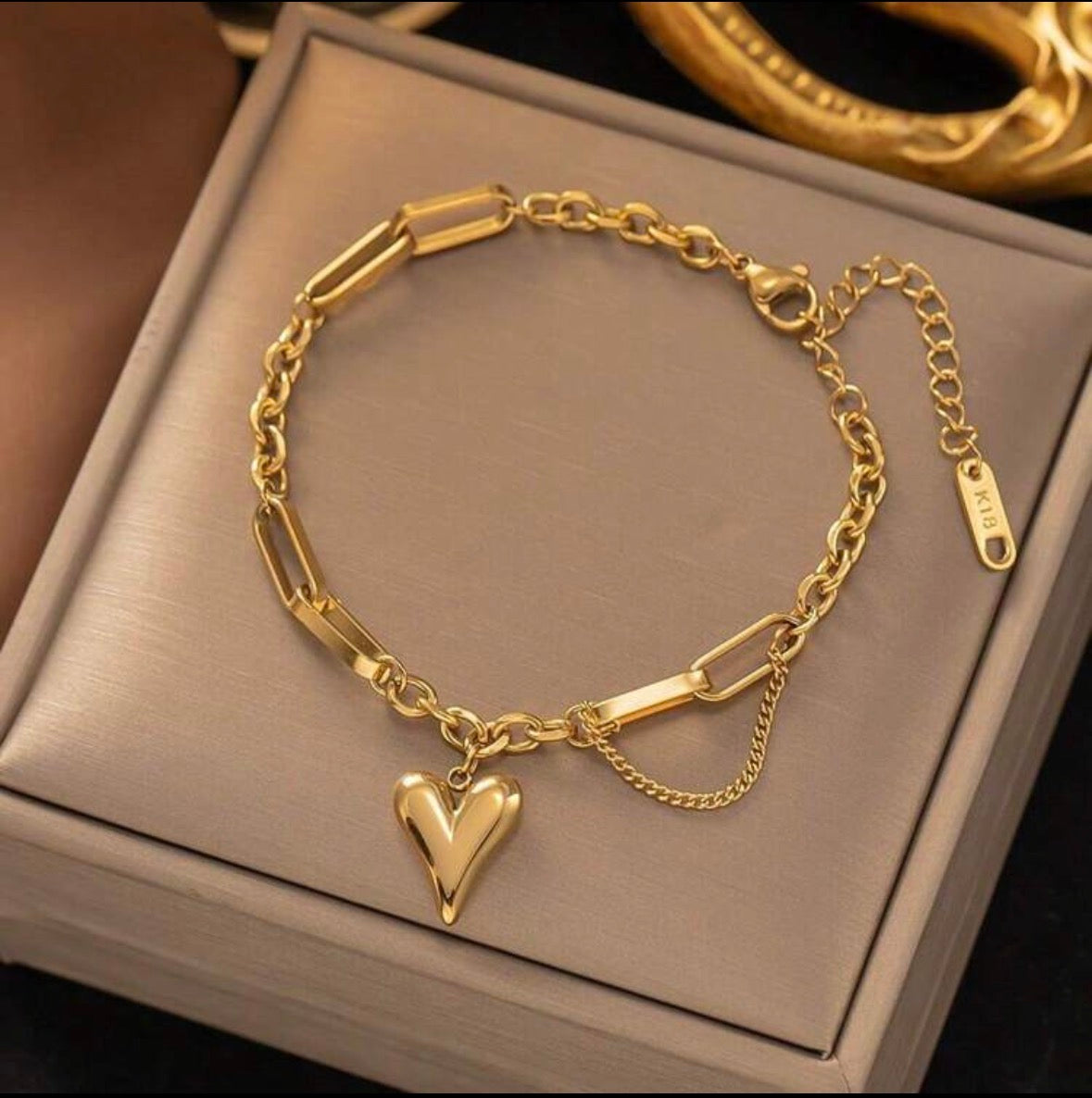 Golden heart linked bracelet